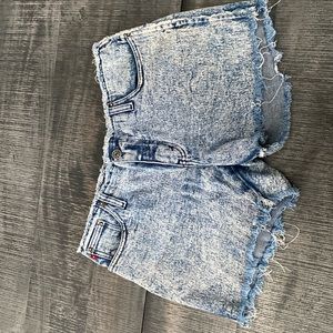 Women’s size 9 Zana Di denim shorts. Pre-owned.